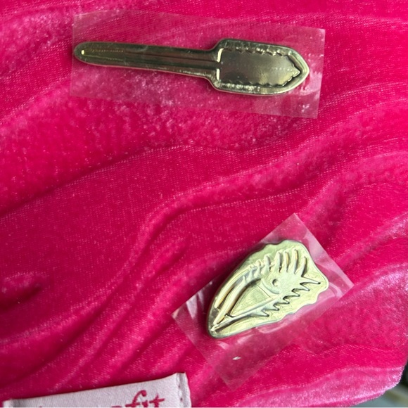 Velvet Makeup Bag 💖 - Picture 11 of 11